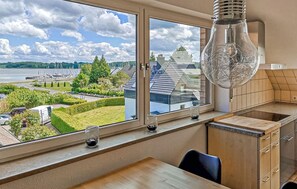 Fridge, microwave, oven, stovetop - Cozy apartment in Boren with sauna (Boren)