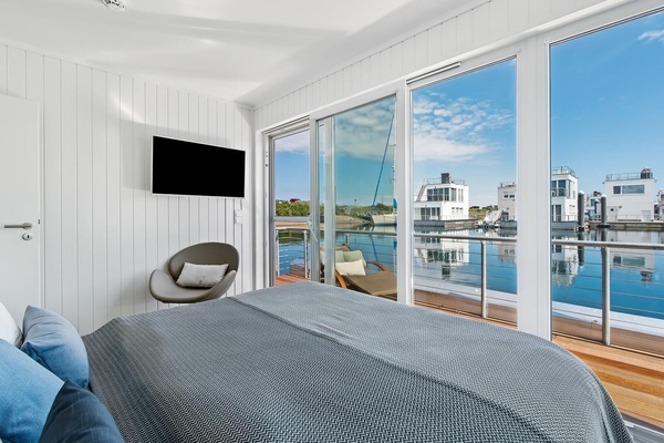 2 habitaciones, tabla de planchar con plancha y cuna de viaje