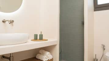 Apartemen Comfort, 2 kamar tidur, dapur, tepi laut | Kamar mandi | Shower, pancuran hujan, pengering rambut, dan handuk