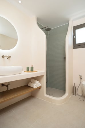 Comfort-huoneisto, 2 makuuhuonetta, keittiö, valtameren rannalla | Kylpyhuone | Suihku, sadesuihkupää, hiustenkuivaaja, pyyhkeet