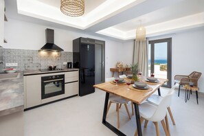 Comfort-huoneisto, 2 makuuhuonetta, keittiö, valtameren rannalla | Yksityinen keittiö | Espressokone, kahvin-/teenkeitin, vedenkeitin, syöttötuoli