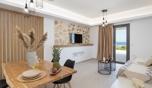 Deluxe-huoneisto | Oleskelualue | 55–tuumainen taulutelevisio, jossa satelliittikanavat