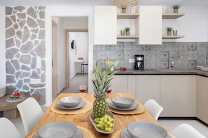 Apartamento conforto, 2 quartos, cozinha, de frente para o oceano | Cozinha privada | Máquina de café expresso, cafeteira/chaleira, chaleira elétrica