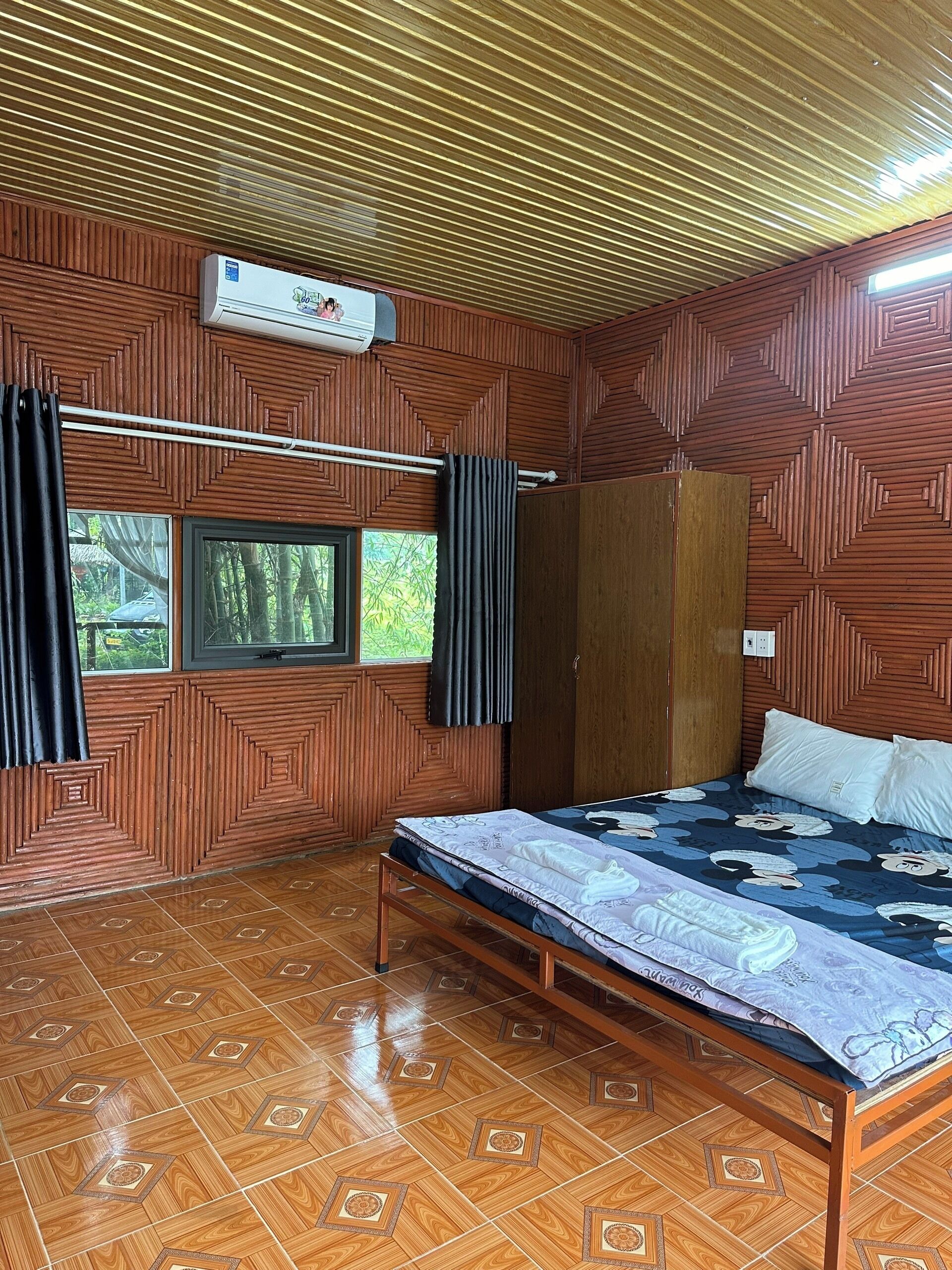 Bungalow Confort, vista al patio | Espacio para trabajar con laptop, insonorización y wifi gratis 