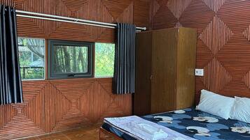 Bungalow Confort, vista al patio | Espacio para trabajar con laptop, insonorización y wifi gratis