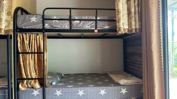 Ein Stockbett mit einer unteren Liege und einer Matratze mit Sternenmuster.
