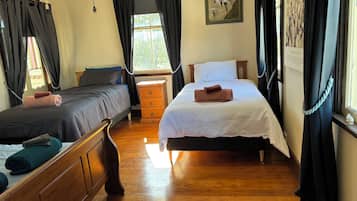 4 Schlafzimmer, Schreibtisch, Bügeleisen/Bügelbrett, Reisekinderbett