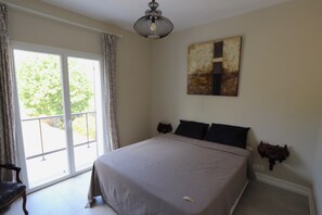 3 habitaciones, escritorio y tabla de planchar con plancha