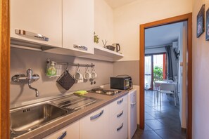 Kühlschrank, Ofen, Herdplatte, Wasserkocher mit Kaffee-/Teezubehör
