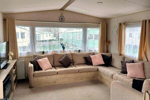 TV - 3 Bedroom Caravan - Sleeps 8 - Pets & Free Parking (Skegness)