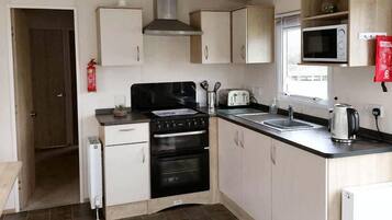 Cabin | Private kitchen | Fridge, microwave, oven, stovetop