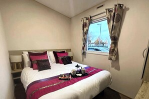 3 bedrooms, iron/ironing board, free WiFi, bed sheets - 3 Bedroom Caravan - Sleeps 8 - Pets & Free Parking (Skegness)