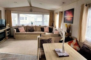 TV - 3 Bedroom Caravan - Sleeps 8 - Pets & Free Parking (Skegness)