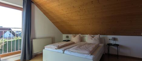 2 Schlafzimmer, Schreibtisch, Reisekinderbett, kostenloses WLAN