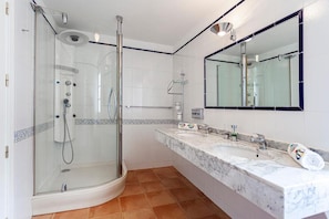 Douche, sĂšche-cheveux, bidet, serviettes fournies
