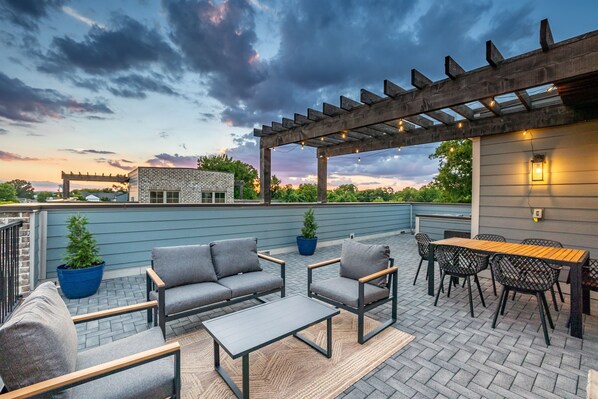 Outdoor dining - Rooftop Relaxation in Downtown Murfreesboro (Murfreesboro)