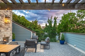 Outdoor dining - Rooftop Relaxation in Downtown Murfreesboro (Murfreesboro)