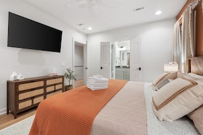 3 bedrooms, desk, iron/ironing board, free WiFi - Rooftop Relaxation in Downtown Murfreesboro (Murfreesboro)