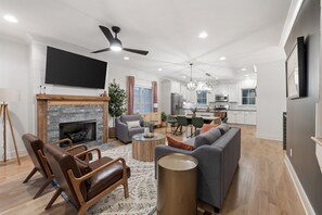 Smart TV, books - Rooftop Relaxation in Downtown Murfreesboro (Murfreesboro)
