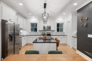 Fridge, microwave, oven, stovetop - Rooftop Relaxation in Downtown Murfreesboro (Murfreesboro)