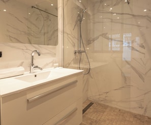 Dusche, Haartrockner, Handtücher