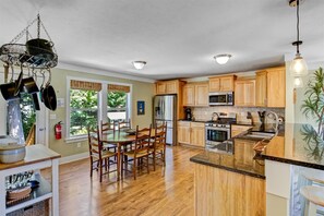 Fridge, microwave, oven, stovetop - Emerald Oasis: New Year's Eve Special Offer! (Saugatuck)