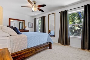 4 bedrooms, iron/ironing board, WiFi, bed sheets - Emerald Oasis: New Year's Eve Special Offer! (Saugatuck)