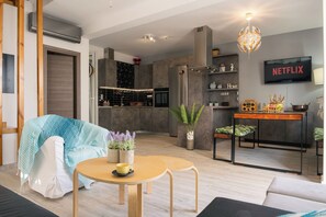 Smart TV - Family sized condo. Fully equipped.5 min from the beach. Pet friendly. (Arvi)