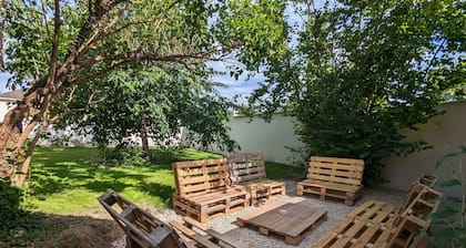 Maison familiale avec piscine privée chauffée, prÚs de Pithiviers et Fontainebleau, à 1h30 de Paris