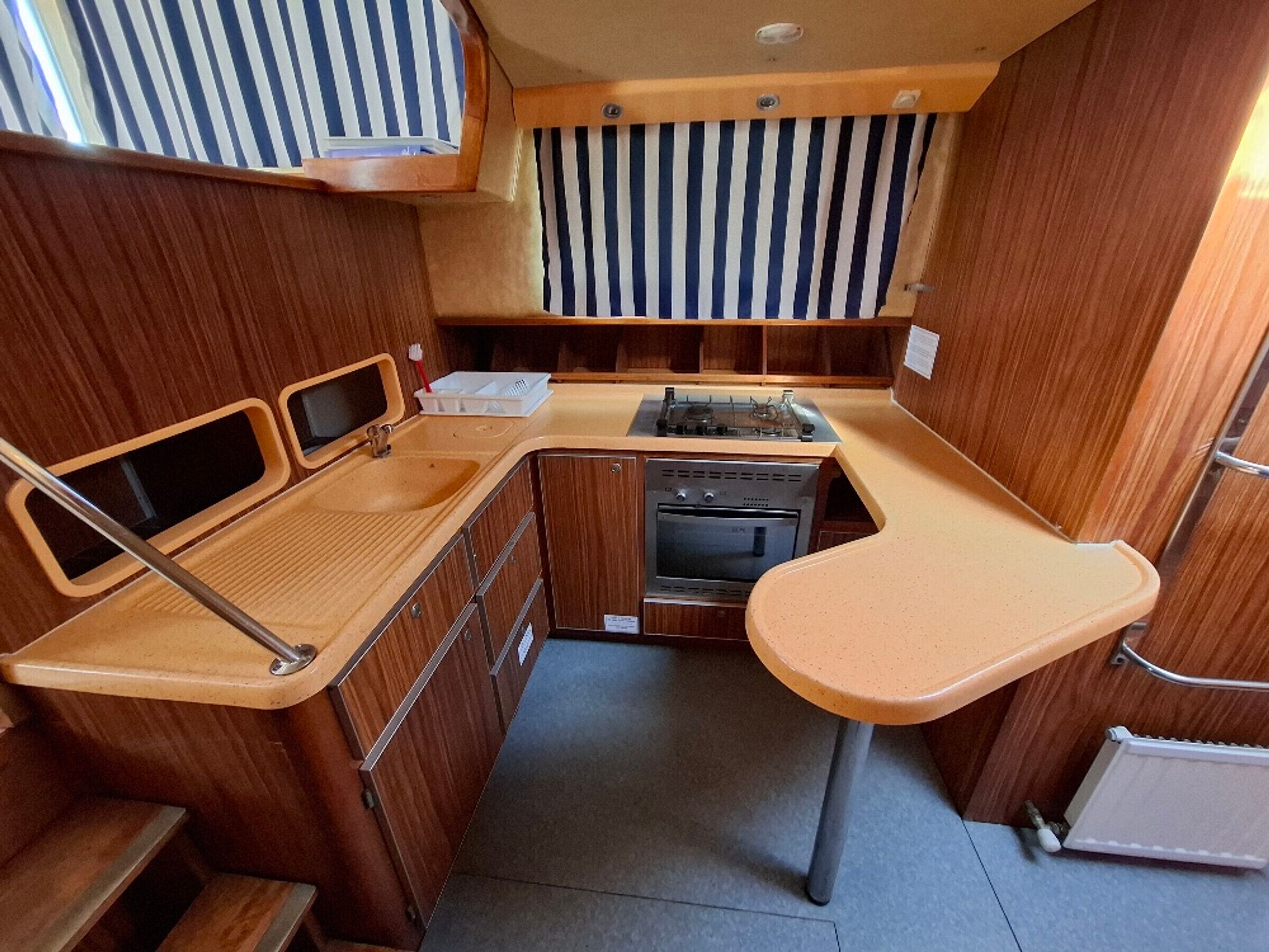 Réfrigérateur, plaque de cuisson, cafetière/bouilloire