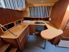 Réfrigérateur, plaque de cuisson, cafetière/bouilloire