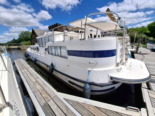 Vintage stay on a barge in Chenillé-Champteussé, 8-10 people, large outdoor space