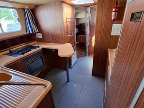 Kühlschrank, Herdplatte, Wasserkocher mit Kaffee-/Teezubehör