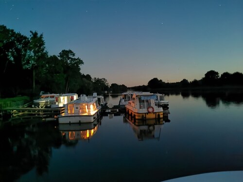Vintage stay on a barge in Chenillé-Champteussé, 8-10 people, large outdoor space