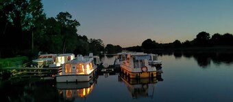 Vintage stay on a barge in Chenillé-Champteussé, 8-10 people, large outdoor space