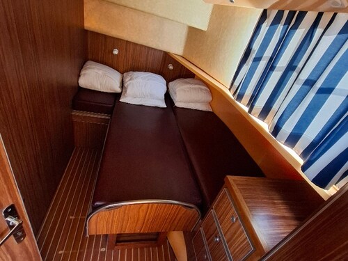 Vintage stay on a barge in Chenillé-Champteussé, 8-10 people, large outdoor space