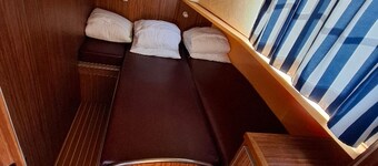 Vintage stay on a barge in Chenillé-Champteussé, 8-10 people, large outdoor space