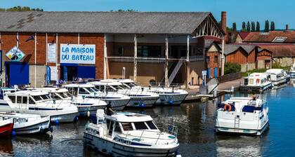 Séjour Insolite sur un Bateau Confortable pour 2 à Digoin, Proche Commerces et Gare