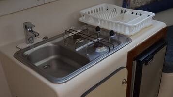 Fridge, stovetop, coffee/tea maker
