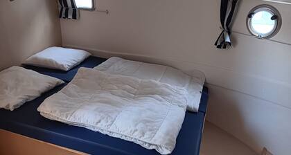 Cozy Stay Aboard Tarpon 32 with Deck Furniture & 8 Berths at Digoin Marina