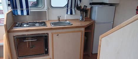 Fridge, stovetop, coffee/tea maker