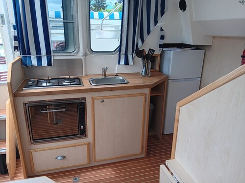 Cozy Stay Aboard Tarpon 32 with Deck Furniture & 8 Berths at Digoin Marina