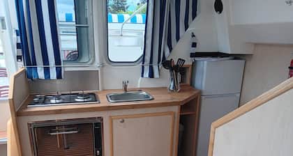 Cozy Stay Aboard Tarpon 32 with Deck Furniture & 8 Berths at Digoin Marina