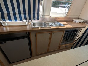 Fridge, stovetop, coffee/tea maker - Unique Stay on Triton 1050: Private Riverboat for Up to 8 Guests (Luzech)