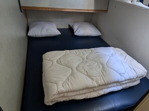 2 bedrooms, bed sheets - Unique Stay on Triton 1050: Private Riverboat for Up to 8 Guests (Luzech)