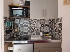 Fridge, microwave, stovetop, coffee/tea maker