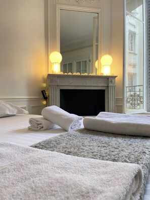 2 habitaciones, tabla de planchar con plancha, wifi y ropa de cama 