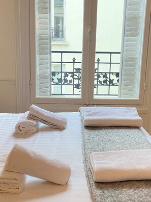 2 habitaciones, tabla de planchar con plancha, wifi y ropa de cama 