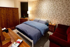 1 bedroom, iron/ironing board, free WiFi, bed sheets - Edinburgh Cozy Apartment Retreat (Edinburgh)