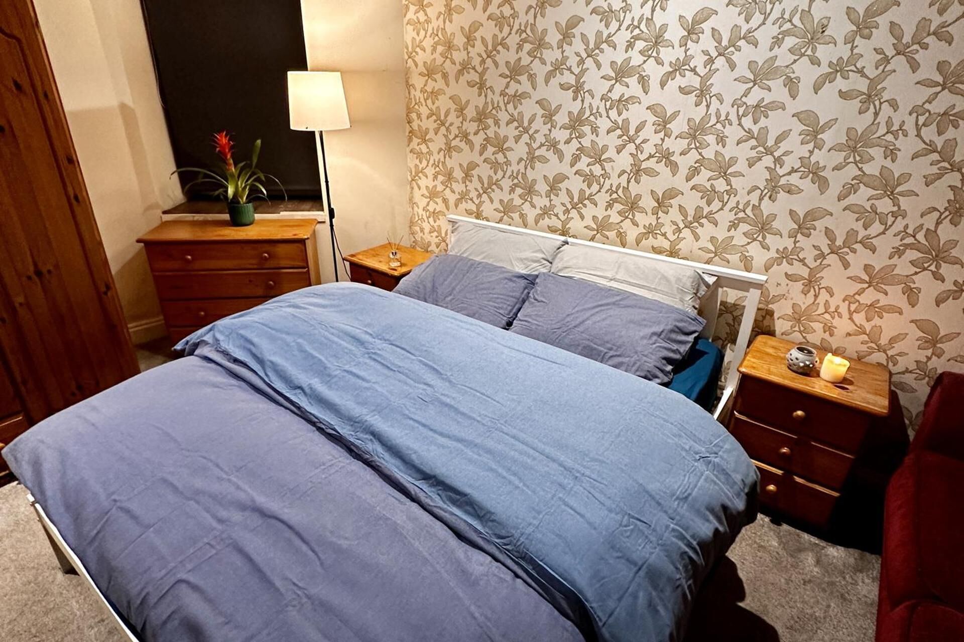 1 habitación, tabla de planchar con plancha, wifi gratis y ropa de cama 